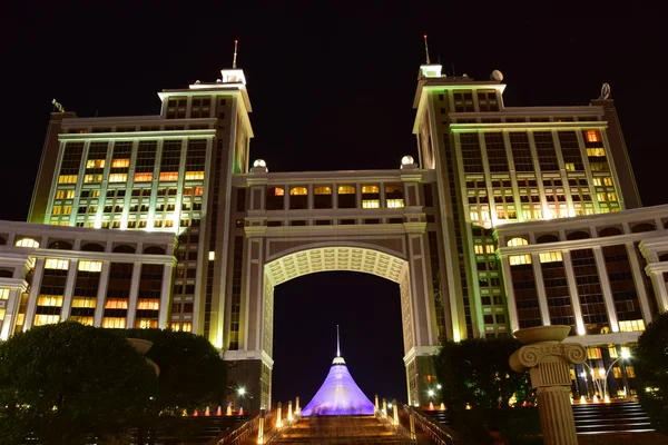 El cuartel general de Kazmunaigaz por la noche — Foto de Stock