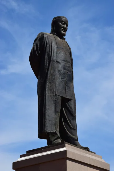 Памятник Абаю Кунанбаеву в Астане — стоковое фото