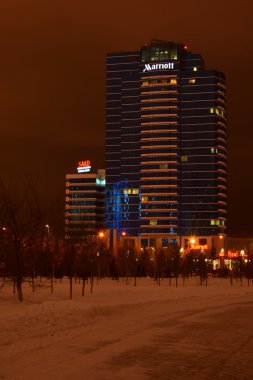 Astana içinde modern binalar gece