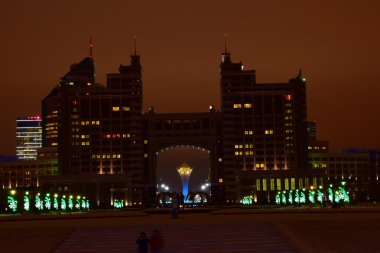 Astana içinde modern binalar gece