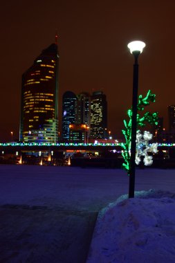 Astana içinde modern binalar gece