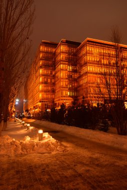 Astana içinde modern binalar gece