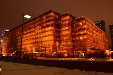 Astana içinde modern binalar gece