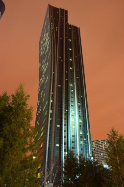 Astana içinde modern binalar gece