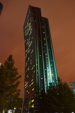 Astana içinde modern binalar gece