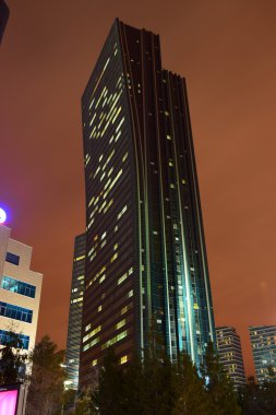 Astana içinde modern binalar gece