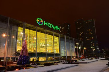 Astana içinde modern binalar gece