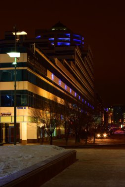 Astana içinde modern binalar gece