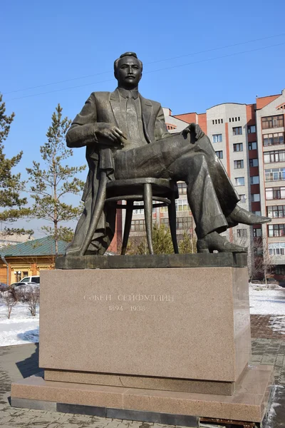Denkmal für den großen kasachischen Dichter saken seifullin — Stockfoto