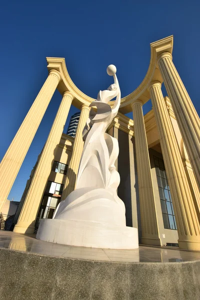 Demi-rotonde avec une statue à l'intérieur à Astana, Kazakhstan — Photo