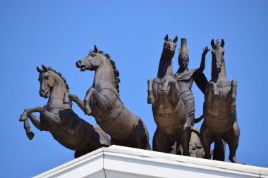 Quadriga üst kısmında Astana, Kazakistan'ın yeni Opera Binası