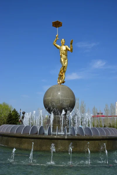 Gilded statue of a circus man on a monocycle in Astana — Stock Photo, Image