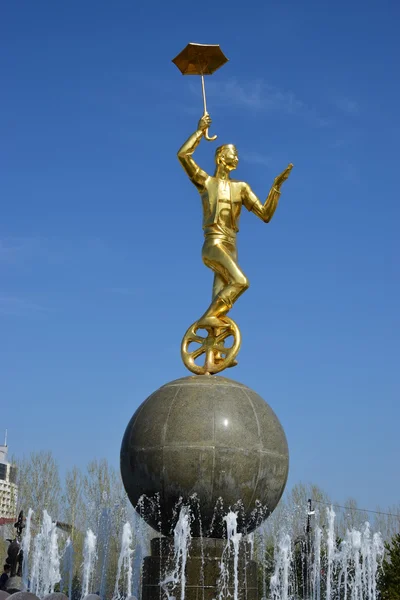 Vergoldete Statue eines Zirkusmannes auf einem Einrad in astana — Stockfoto