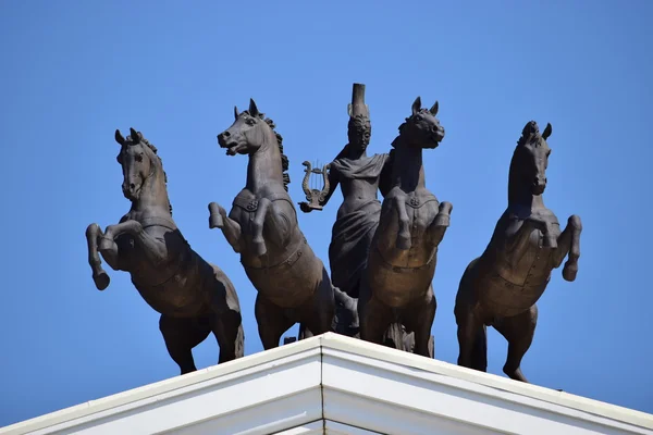 Quadriga auf dem Dach des neuen Opernhauses in Astana, Kasachstan — Stockfoto