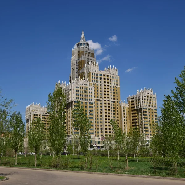 アスタナ、カザフスタンのアスタナ勝利の集合住宅 — ストック写真
