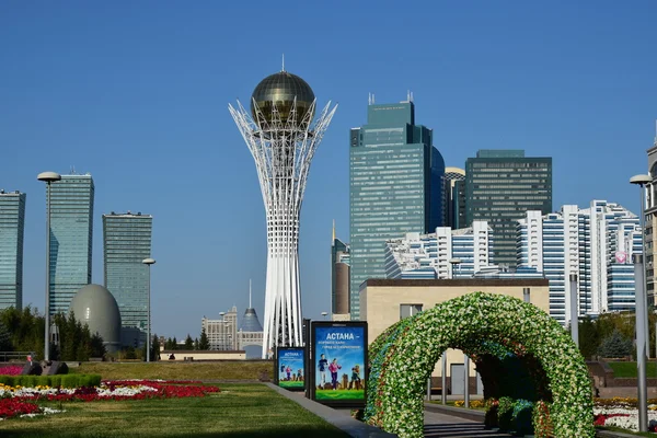 Astana, Kazakistan'ın modern binalar ile sokak görünümü — Stok fotoğraf