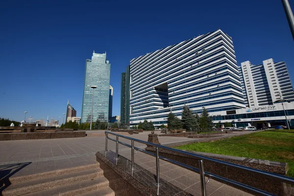 Vista de rua com edifícios modernos em Astana, Cazaquistão — Fotografia de Stock