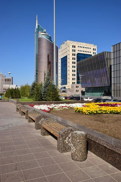 Vista de la calle con edificios modernos en Astana, Kazajstán — Foto de Stock
