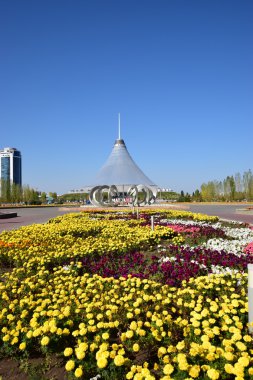 Astana Khan Shatyr alışveriş ve eğlence merkezinde görüntüleyin