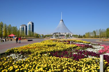 Astana Khan Shatyr alışveriş ve eğlence merkezinde görüntüleyin