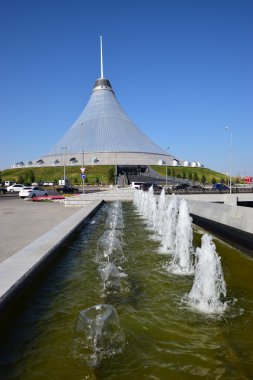 Astana Khan Shatyr alışveriş ve eğlence merkezinde görüntüleyin