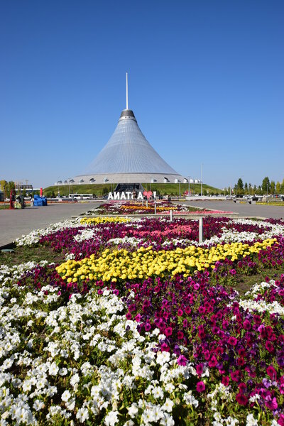 Вид на торгово-развлекательный центр ХАН ШАТЫР в Астане
