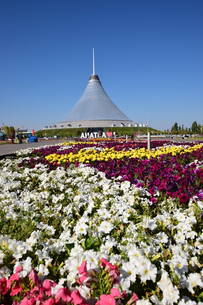 Вид на торгово-развлекательный центр ХАН ШАТЫР в Астане
