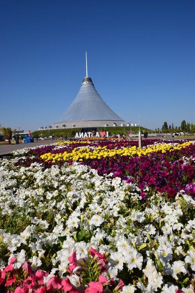 Вид на торгово-развлекательный центр ХАН ШАТЫР в Астане
