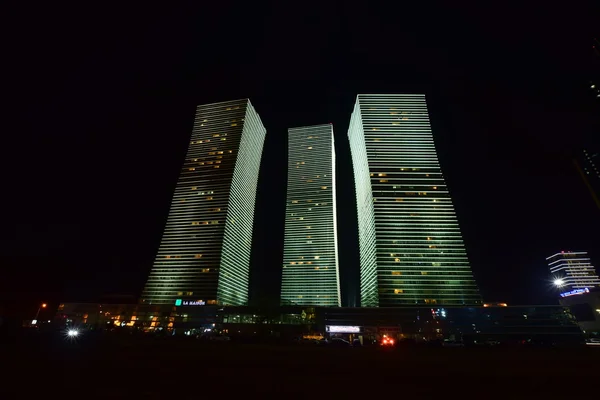Edifícios modernos em Astana, Cazaquistão, à noite — Fotografia de Stock