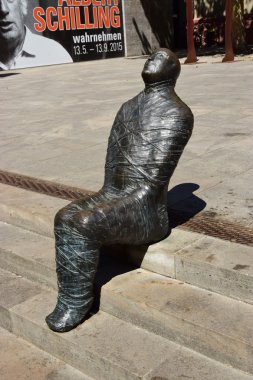 Mumyalanmış bir adam heykeli