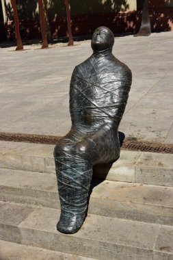 Mumyalanmış bir adam heykeli