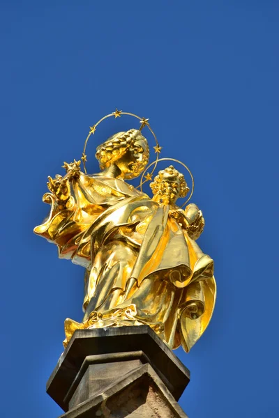 Bamberg, Alemania Estatua dorada de María con el niño en la parte superior de la iglesia OBERE PFARRE — Foto de Stock