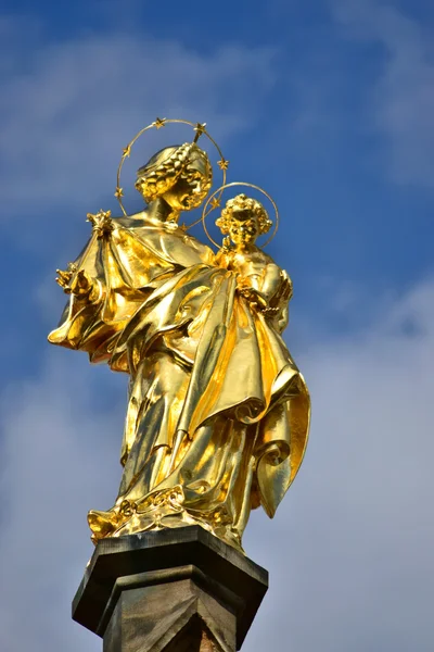 Bamberg, Alemania Estatua dorada de María con el niño en la parte superior de la iglesia OBERE PFARRE — Foto de Stock