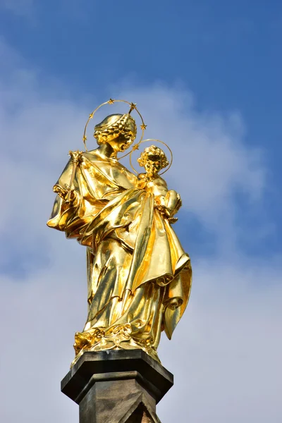 Bamberg, Alemania Estatua dorada de María con el niño en la parte superior de la iglesia OBERE PFARRE — Foto de Stock