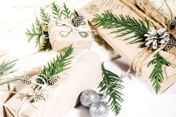 Vánoční Pozadí Ručně Vyráběné Dárkové Krabice Kresby Lana Dekorace Borovicovými — Stock fotografie