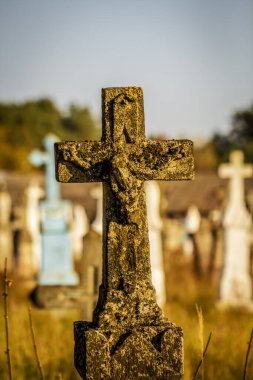 Eski 19. yüzyıl mezarlığında çarmıha gerilmiş İsa 'nın olduğu antik haç heykeli. Ukrayna..