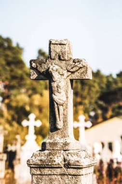 Eski 19. yüzyıl mezarlığında çarmıha gerilmiş İsa 'nın olduğu antik haç heykeli. Ukrayna..