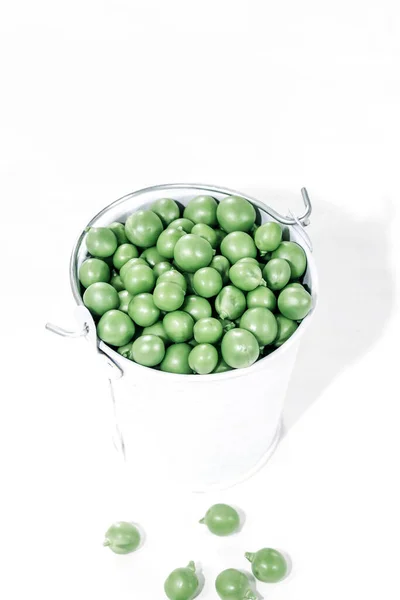 Conceito Dieta Alimentar Com Ervilhas Verdes Frescas Balde Branco Fundo — Fotografia de Stock