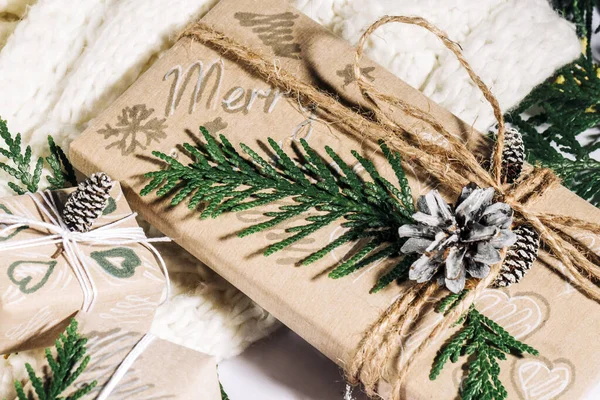 Vánoční Pozadí Ručně Vyráběné Dárkové Krabice Kresby Lana Dekorace Borovicovými — Stock fotografie