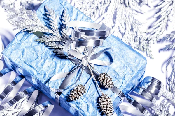 Vánoční Dárky Dárkovou Krabičkou Stříbrně Modré Barvě Zdobené Borovicovými Šiškami — Stock fotografie