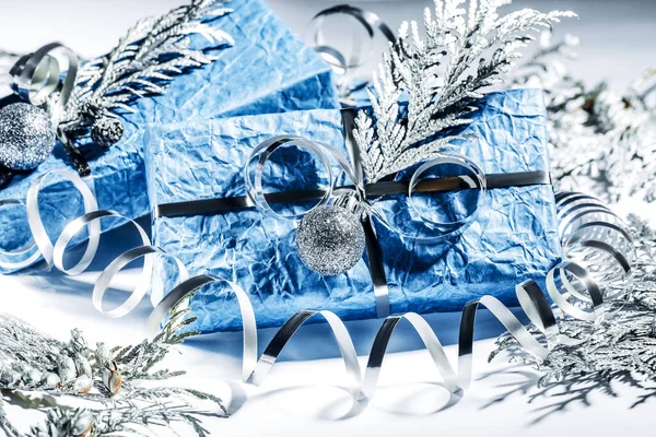 Vánoční Dárky Dárkovou Krabičkou Stříbrně Modré Barvě Zdobené Borovicovými Šiškami — Stock fotografie