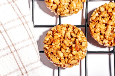 Soğutulmuş çikolatalı lezzetli fındıklı karamelli kurabiyeler. Kapat..