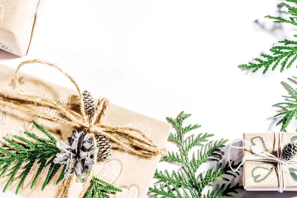 Vánoční Zázemí Řemeslnými Dárkovými Krabicemi Kresbami Provazů Dekorací Borovými Kužely — Stock fotografie