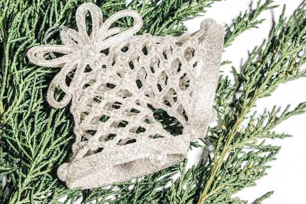 Silberne Weihnachtsglocke Auf Einem Zweig Eines Nadelbaumes Weihnachten Winter Neujahrskonzept — Stockfoto
