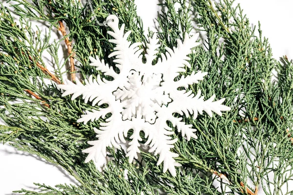 Arbre Noël Branches Fond Avec Des Flocons Neige Blancs Gros — Photo