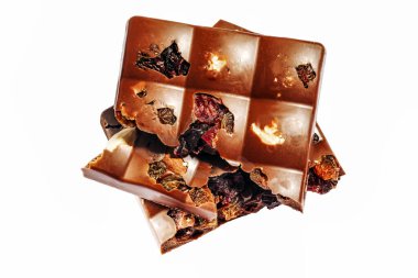 Fındık ve kurutulmuş meyve. Beyaz üzerine izole edilmiş siyah çikolata parçaları kulesi.