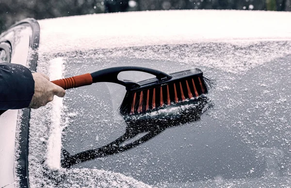 Removing snow from car. Clean car window in winter from snow, winter brush and scraper clearing car after snow blizzard — Stock Photo, Image