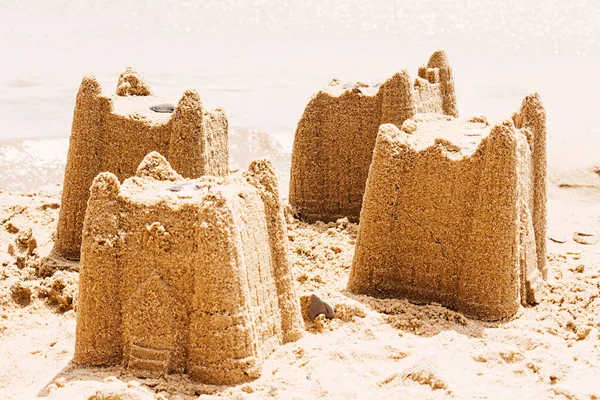 Kumsaldaki kumdan kale ile tatil kavramı, seyahat kavramı,