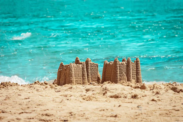 Zandkasteel met torens op het strand met uitzicht op zee. Vakantie concept met zandkasteel, Reizen concept — Stockfoto