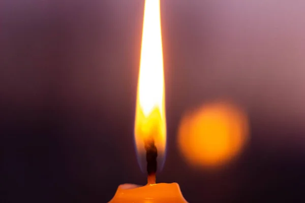 Macrofotografía Una Vela Blanca Cera Ardiente Sobre Fondo Oscuro Foto — Foto de Stock